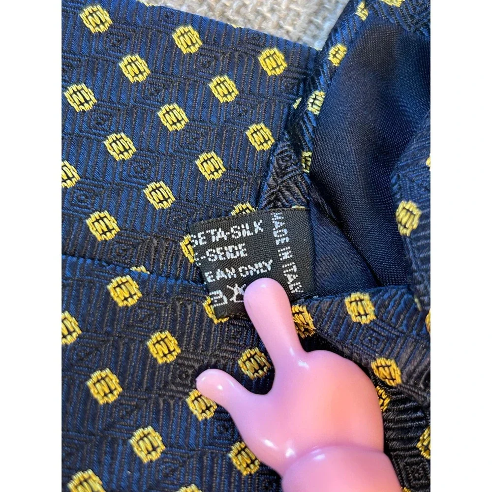 La‎ Cravatta di Bernardo Silk Necktie Navy Blue Yellow Pattern Men's Tie